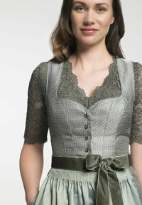 Grijs geweven jurk met een gestructureerd lijfje en kantmouwen. Bevat decoratieve knopen en een satijnen riem, die de geplooide rok accentueert.