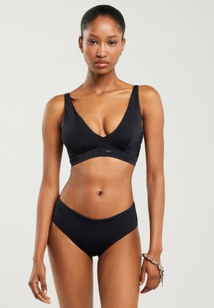 Melnas bikinis komplekts ar dziļu V-veida dekoltē braleti un augsto jostasvietu apakšdaļām, izgatavots no gludas auduma ar minimālu apdari un pieguļošu dizainu.