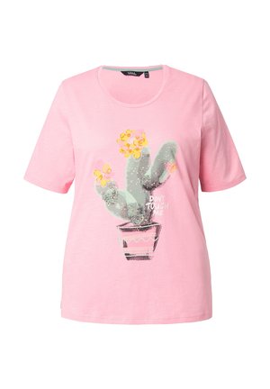 Camiseta de algodón rosa con un gráfico de un cactus con flores amarillas y el texto "NO ME TOQUES" sobre un fondo rosa claro. Manga corta.