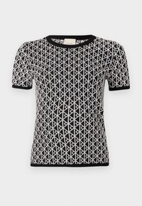 Zwart-witte t-shirt met korte mouwen, voorzien van een geometrisch patroon van in elkaar grijpende diamanten, met een zwarte geribbelde kraag en boorden.