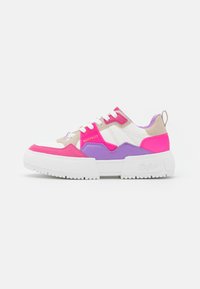 Sapatilha moderna com uma mistura de materiais em rosa, roxo, bege e branco. Sola branca grossa, logótipo proeminente e detalhes texturizados.