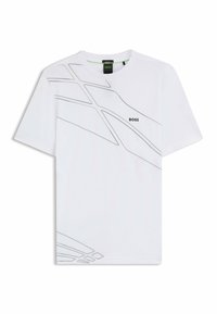 Hvid kortærmet T-shirt med et geometrisk gråt mønster på den ene side og "BOSS" logo trykt i sort nær bunden foran.
