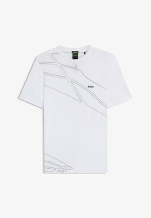 Vit t-shirt med kort ärm som har ett geometriskt grått mönster på ena sidan och "BOSS"-logotypen tryckt i svart nära nederdelen på framsidan.