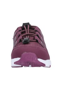 Marron atletisk sko med en struktureret syntetisk overdel, elastiske snørebånd og en hvid gummisål. Har et enkelt design med flad snørebåndsystem.