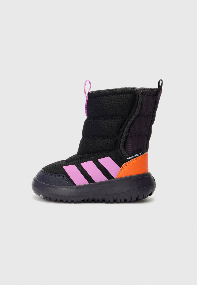 Bota negra impermeable con textura acolchada, acentos en rosa y naranja, y tres rayas rosas en el lateral. Suela ligera y resistente.