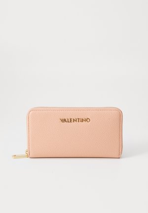 Portefeuille Valentino, en cuir texturé rose doux, de forme rectangulaire, avec un logo doré, fermeture éclair, petit accent en matériel doré.