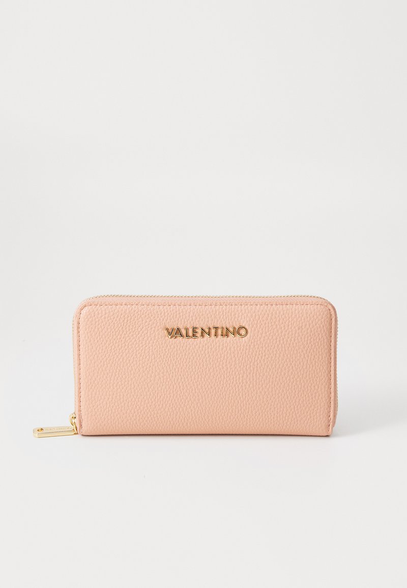 Portefeuille Valentino, en cuir texturé rose doux, de forme rectangulaire, avec un logo doré, fermeture éclair, petit accent en matériel doré.