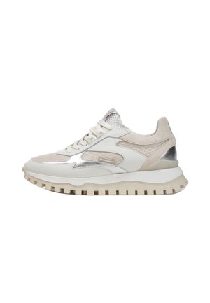 Sneaker bassa beige e bianca con pannelli in mesh, camoscio e pelle, dettagli in argento, suola spessa e testurizzata, e chiusura con lacci.