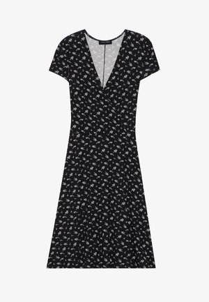 Schwarzes Kurzarmkleid mit V-Ausschnitt, verziert mit einem floralem Muster in Weiß und Grün. Ausgestellter Rock mit leicht gefaltetem Design.