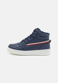 Sneaker alta navy con tomaia sintetica liscia, colletto imbottito, suola in gomma bianca e accento a strisce rosse e bianche sul lato.