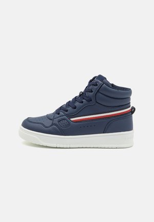 Sneaker alta navy con tomaia sintetica liscia, colletto imbottito, suola in gomma bianca e accento a strisce rosse e bianche sul lato.