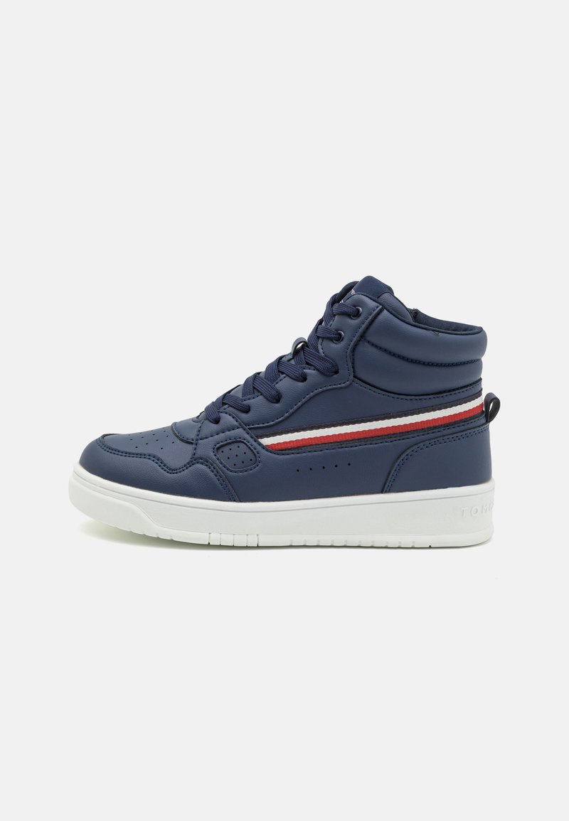 Sneaker alta navy con tomaia sintetica liscia, colletto imbottito, suola in gomma bianca e accento a strisce rosse e bianche sul lato.