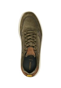 Sneaker verde in suede con dettagli in pelle marrone, design con lacci, punta arrotondata, soletta imbottita e suola in gomma.