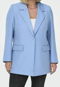 Blazer azul claro con solapas de muesca, cierre de un botón y dos bolsillos frontales. Fabricado en una tela suave, con mangas largas.