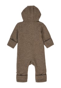 Brązowy kombinezon dla niemowląt z polaru z kapturem, długimi rękawami i ściągaczami na kostkach. Charakteryzuje się gładką fakturą i minimalistycznym designem bez widocznych elementów metalowych.
