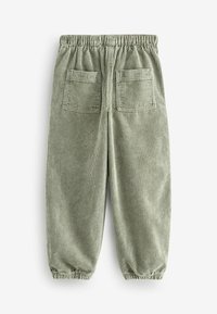 Grüne Cordhose mit elastischem Bund, elastischen Bündchen und zwei Gesäßtaschen. Mit vertikaler gerippter Textur.