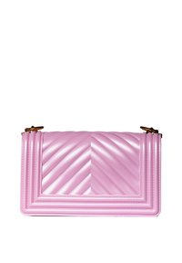 Roze gewatteerde handtas met een zigzagpatroon, gemaakt van synthetisch materiaal, met een gladde textuur en gouden ritsaccenten.