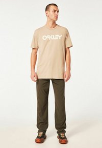 Oakley MARK TEE  - Camiseta estampada - humus