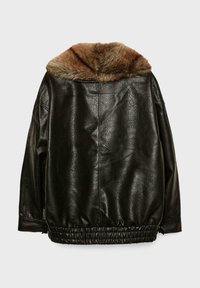 Giubbotto di pelle nera con una finitura testurizzata, caratterizzato da un colletto in pelliccia sintetica marrone, orlo elastico e design con spalle basse.