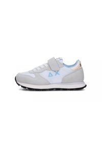 Sneakers sportive con parte superiore in suede bianco e grigio chiaro, dettagli blu, cinturino in Velcro e suola in gomma nera. Logo a forma di triangolo sul lato.