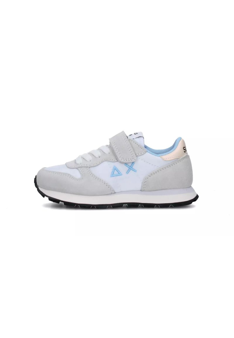 Sneakers sportive con parte superiore in suede bianco e grigio chiaro, dettagli blu, cinturino in Velcro e suola in gomma nera. Logo a forma di triangolo sul lato.
