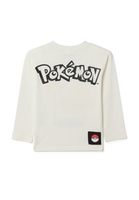 Langärmliges weißes Baumwoll-T-Shirt mit "Pokémon" in schwarzer Schrift auf dem Rücken und einem schwarzen Patch mit einem rot-weißen Pokéball-Logo.