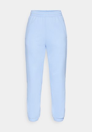 Lyseblå joggebukser laget av myk stoff, med elastisk midje og tettsittende mansjetter ved anklene.