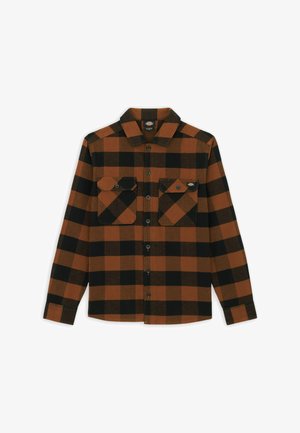 Koszula z długim rękawem w pomarańczowo-czarną kratę, wykonana z teksturowanej tkaniny. Posiada dwie kieszenie na piersi oraz zapięcie na guziki z przodu.