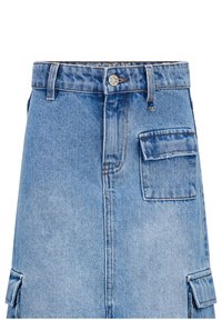 Gonna di jeans azzurro chiaro con vita alta, tasca applicata sul lato e cuciture a contrasto. Texture liscia con un fit classico.