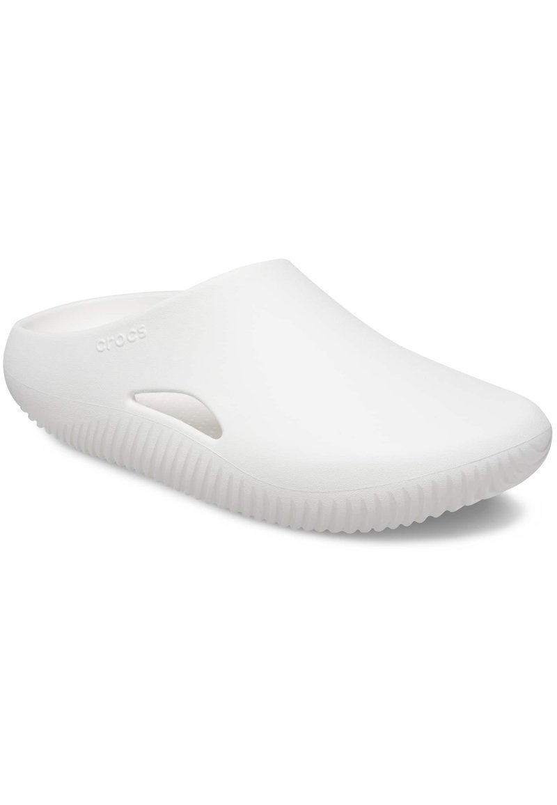 Witte Crocs klompen gemaakt van lichtgewicht materiaal, met een gladde oppervlakte, open achterkant, ventilatiegaatjes aan de zijkant en een ribbelzool voor grip.