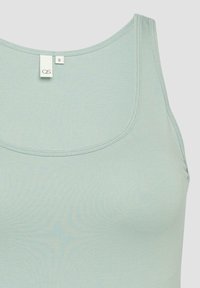Lichtgroene tanktop van soepel, rekbaar materiaal. Voorzien van een ronde halslijn en smalle banden, met een label dat maat 'S' aangeeft.