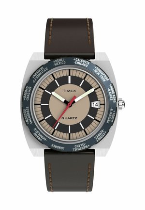 Timex kvarcni sat s smešnom kožnom narukvicom, bež i crnim brojčanikom s imenima gradova, kućištem od nehrđajućeg čelika i prikazom datuma.
