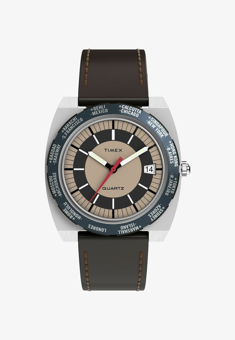 Kvadrové hodinky Timex s hnědým koženým řemínkem, béžovým a černým ciferníkem se jmény měst, nerezovým pouzdrem a zobrazením data.