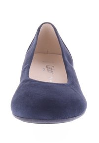 Marineblaue Ballettschuhe aus Wildleder mit rundem Zehenbereich und minimalen Details. Flache Sohle, glatte Textur und schlichtes Design.