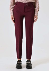 Pantaloni sartoriali bordeaux con taglio dritto, realizzati in tessuto liscio. Presentano una chiusura frontale, passanti per cintura e tasche laterali.