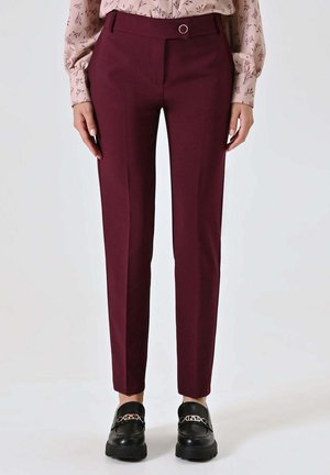Pantaloni sartoriali bordeaux con taglio dritto, realizzati in tessuto liscio. Presentano una chiusura frontale, passanti per cintura e tasche laterali.