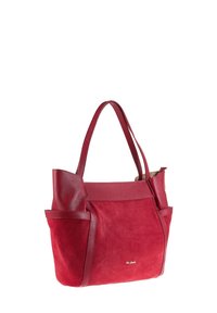 Sac à main rouge en cuir texturé et finitions en nubuck, doté de deux poignées robustes et de poches latérales pour une fonctionnalité accrue.