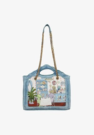 Niebieska torebka z uchwytami w formie złotych łańcuszków, przedstawiająca ilustrowaną scenę z vintage'owej herbaciarni z dwiema siedzącymi kobietami, kotem za ladą i doniczką z rośliną.