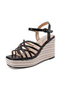 Sandalo con tacco a cuneo nero con un plateau intrecciato. Presenta una base leggera e testurizzata di colore chiaro e una cinghia alla caviglia regolabile per una vestibilità perfetta.
