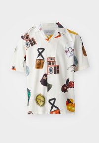 Camisa de manga corta de tela blanca con diversas gráficas de objetos musicales, sombreros y símbolos en colores vibrantes y texturas variadas.