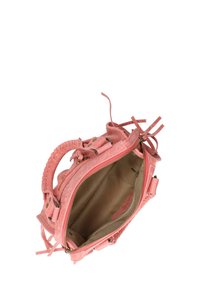 Borsa a tracolla in suede rosa con manico intrecciato, chiusura con zip e dettagli frangiati. L'interno è foderato in tessuto beige con una tasca.