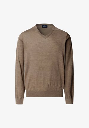 Sveter s výstrihom do V a dlhými rukávmi vo svetlohnedej farbe, vyrobený z jemne pleteného materiálu. Obsahuje malé logo na hrudi a ribovanú manžetu a lem.