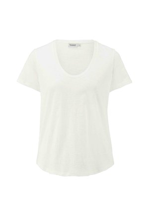 Camiseta blanca de manga corta con cuello redondo, hecha de tela suave. Presenta un corte relajado y una superficie lisa, ligeramente texturizada.