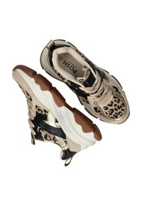 Luipaardprint sneakers van beige en zwarte materialen, met textuuraccenten, gouden hardware en een dikke, gestructureerde zool.