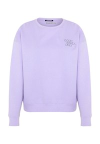Sudadera de lavanda clara con un diseño texturizado y de canalé. Cuenta con un escote redondo y un texto bordado "SOLO BUENAS OLAS" en el pecho.