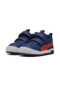 Navy en rode sneakers met klittenbandsluitingen van synthetisch materiaal. Voorzien van een witte rubberen zool en contrasterende logo-details aan de zijkant.