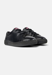 Sneaker in pelle nera con superficie testurizzata, punta arrotondata e suola in gomma grigia maculata. Presenta lacci neri e linguetta con logo.