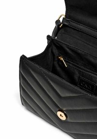 Borsa a tracolla in pelle nera con un design trapuntato e cuciture diagonali, hardware dorato e una tasca interna con zip.