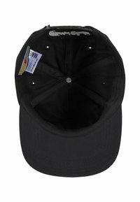 Svart caps med strukturert design, laget av stoff med glatt tekstur. Inkluderer en knapp på toppen og flere ventilasjonshull.