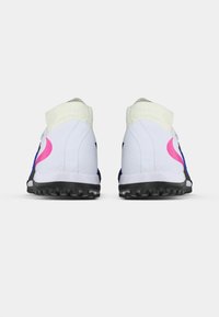 Αθλητικά παπούτσια σε ασπρόμαυρο με ροζ και μπλε λεπτομέρειες. Σχέδιο με ψηλό λαιμό, υφασμάτινη υφή, ελαστική σόλα με ορατά καρφιά για πρόσφυση.